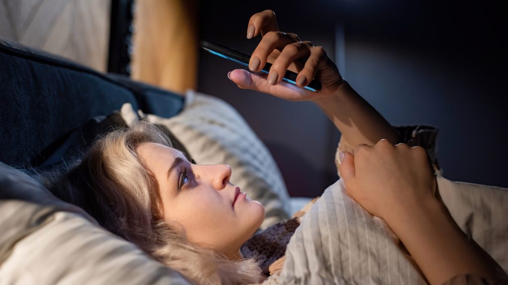 Oamenii petrec ore bune zilnic cu ochii în telefoane, iar cercetătorii au descoperit efecte benefice notabile în urma unei pauze de la utilizarea acestora