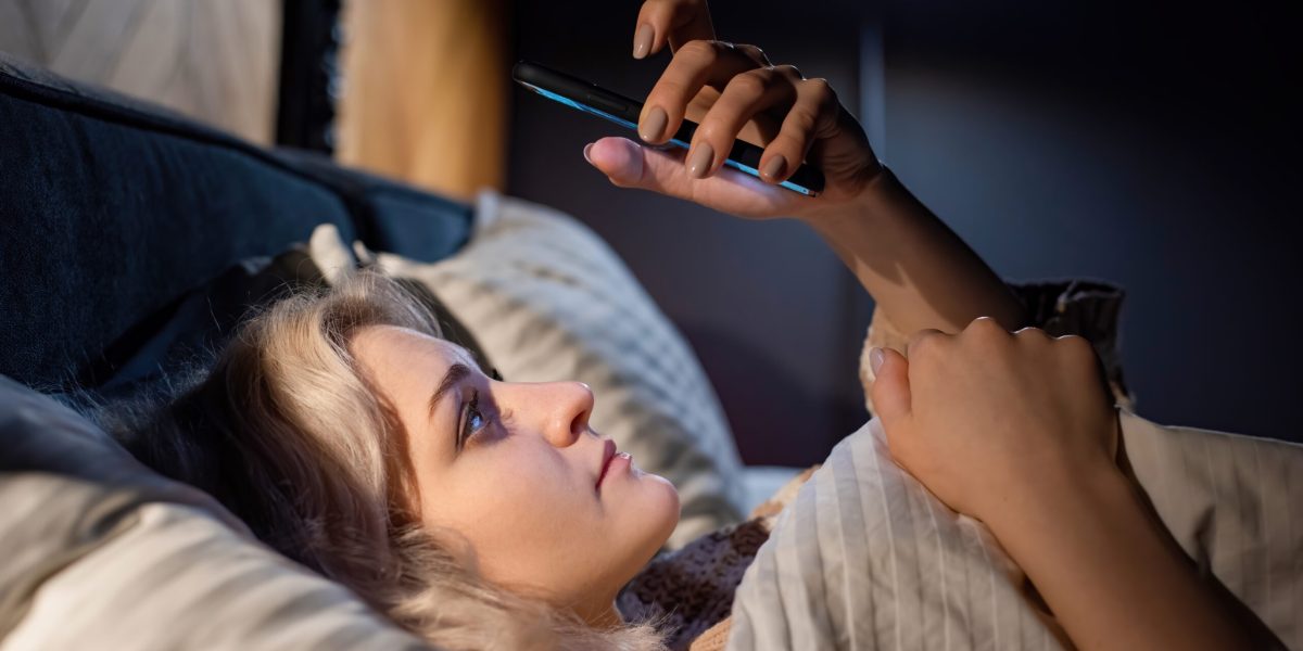 Oamenii petrec ore bune zilnic cu ochii în telefoane, iar cercetătorii au descoperit efecte benefice notabile în urma unei pauze de la utilizarea acestora