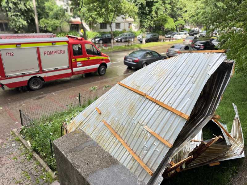 Botoșani: Vijelie furibundă, acoperișuri distruse și pompieri mobilizați