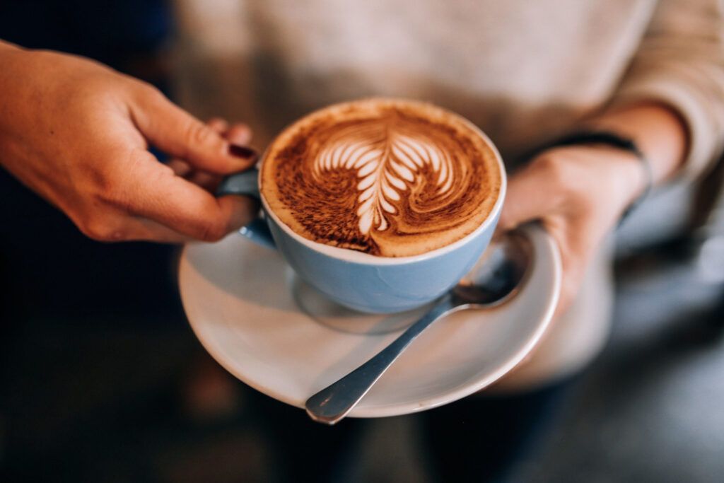 Cafeaua salvează creierul după nopțile nedormite? Ce zic cercetătorii