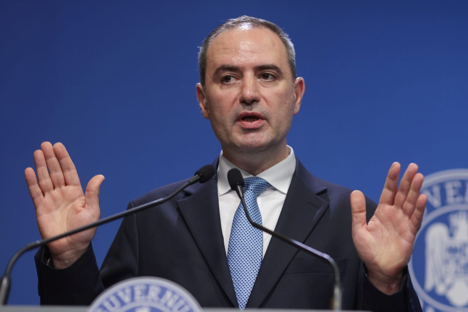 Angajări, salarii mărite și sporuri la regii BNR: Guvernul Bolojan, dat peste cap