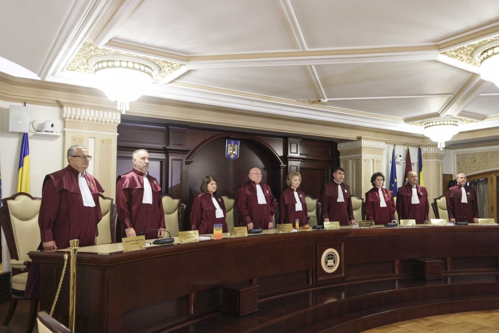 Curtea Constituțională a respins, ca indamisibilă, excepția prin care i s-a cerut să interpreteze ce înseamnă „activitate juridică sau în învățământul superior juridic”