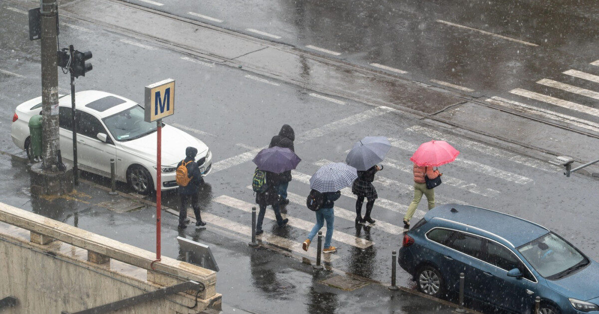 HARTĂ Meteorologii au actualizat codurile de ploi, vijelii și vreme rece. E vizată aproape toată țara