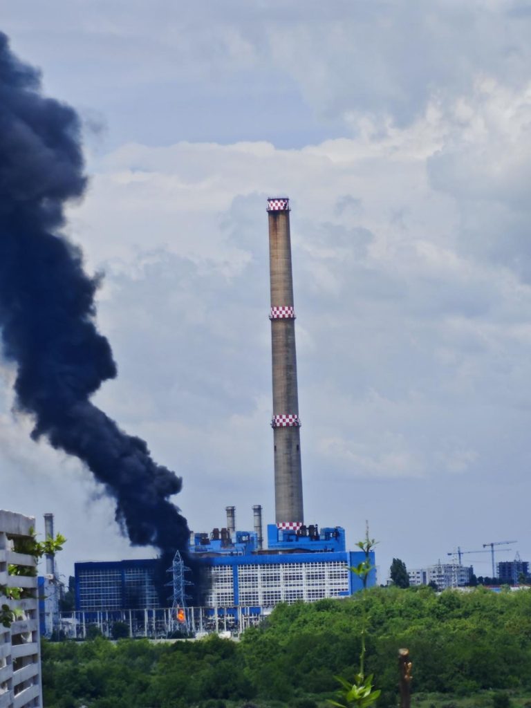 Incendiu la CET Vest din București. Fumul se vede de la kilometri distanță / A fost emis mesaj RO-Alert