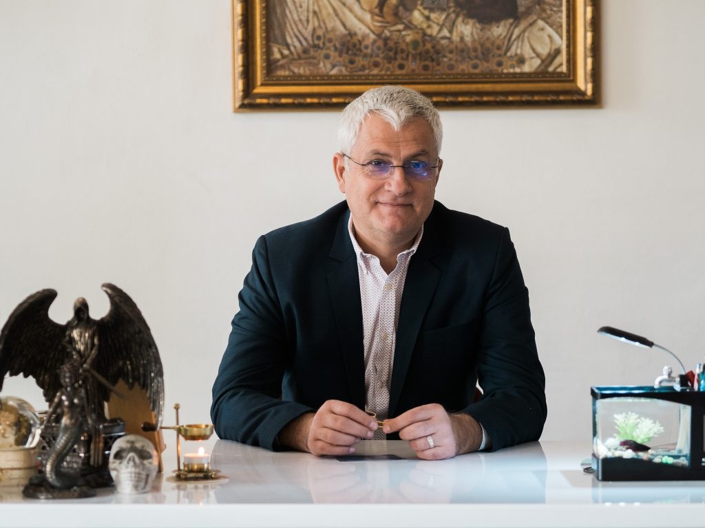 INVESTIGAȚIE VIDEO Cultul îngerilor. Agresiunile sexuale de care este acuzat Dragoș Ovidiu Argeșanu cel mai influent „maestru spiritual” din România. „M-am trezit cu un deget"