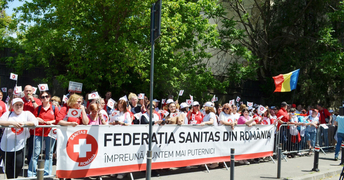 Sănătatea, în stradă! Proteste față de legea salarizării: „Cenușăreasa, Gata!”