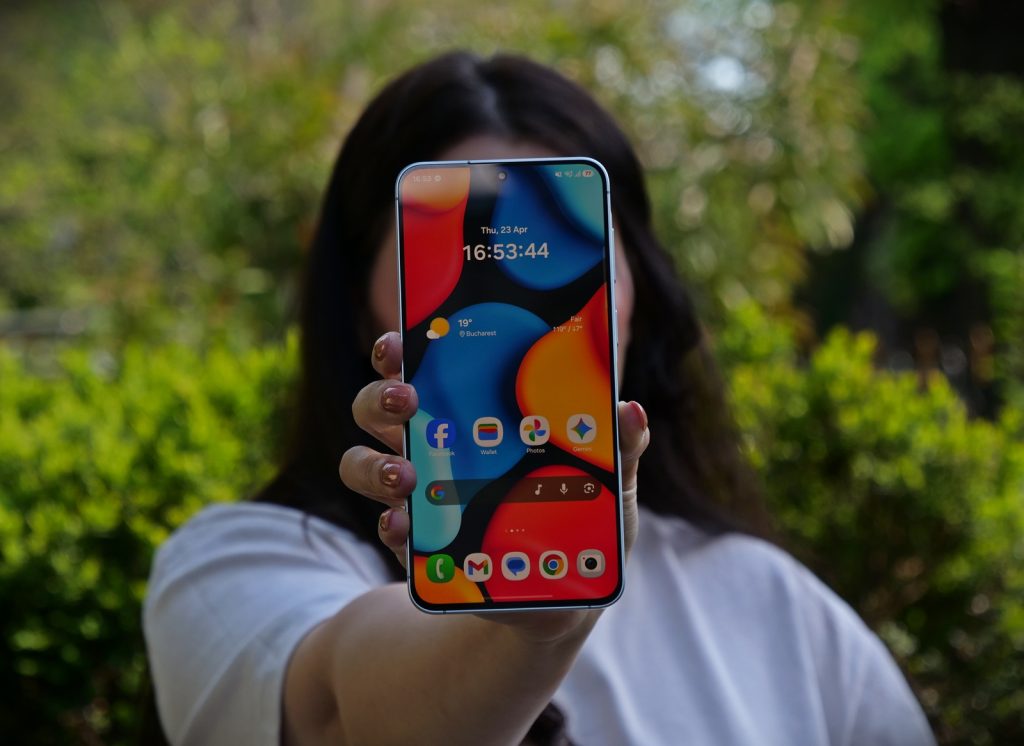 Telefonul-vedetă din România, testat: Două mari probleme și-au arătat colții