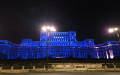 București: Palatul Parlamentului, luminat albastru pentru siguranța rutieră