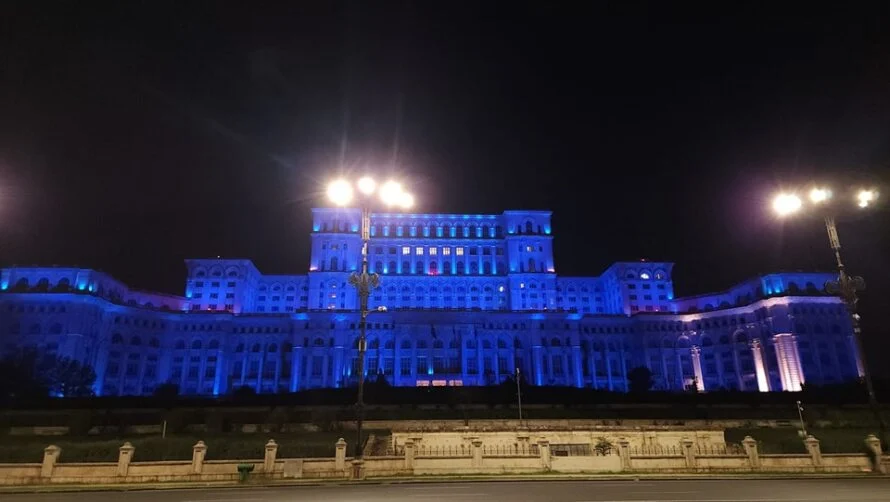București: Palatul Parlamentului, luminat albastru pentru siguranța rutieră
