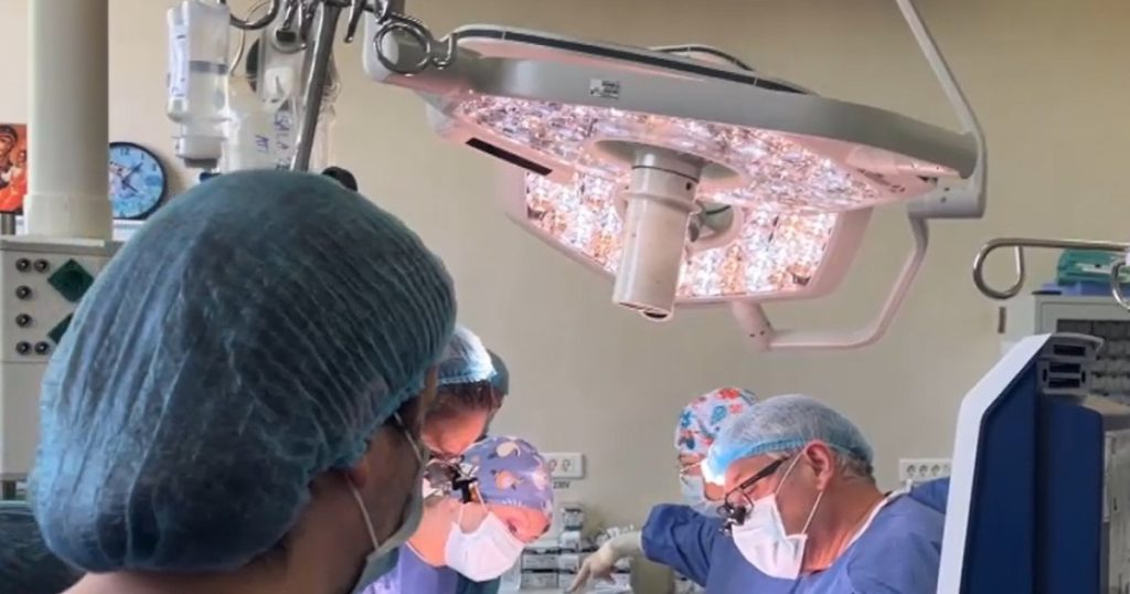 Operațiune-maraton: Medicii salvează o fetiță de un an din România printr-un transplant hepatic rar