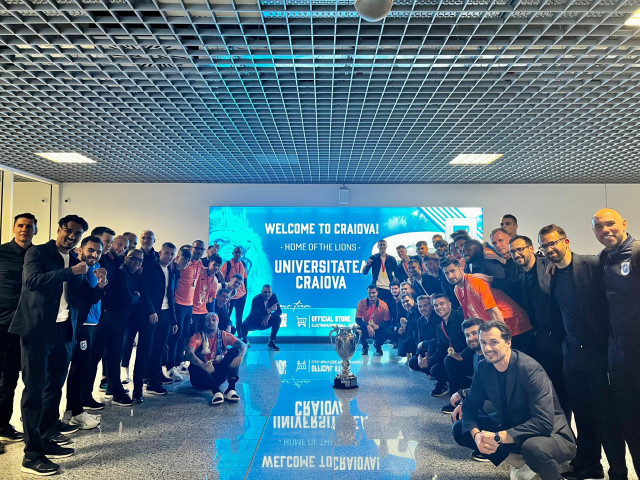 Cupa României a aterizat la Craiova: Imagini de senzație de pe aeroport