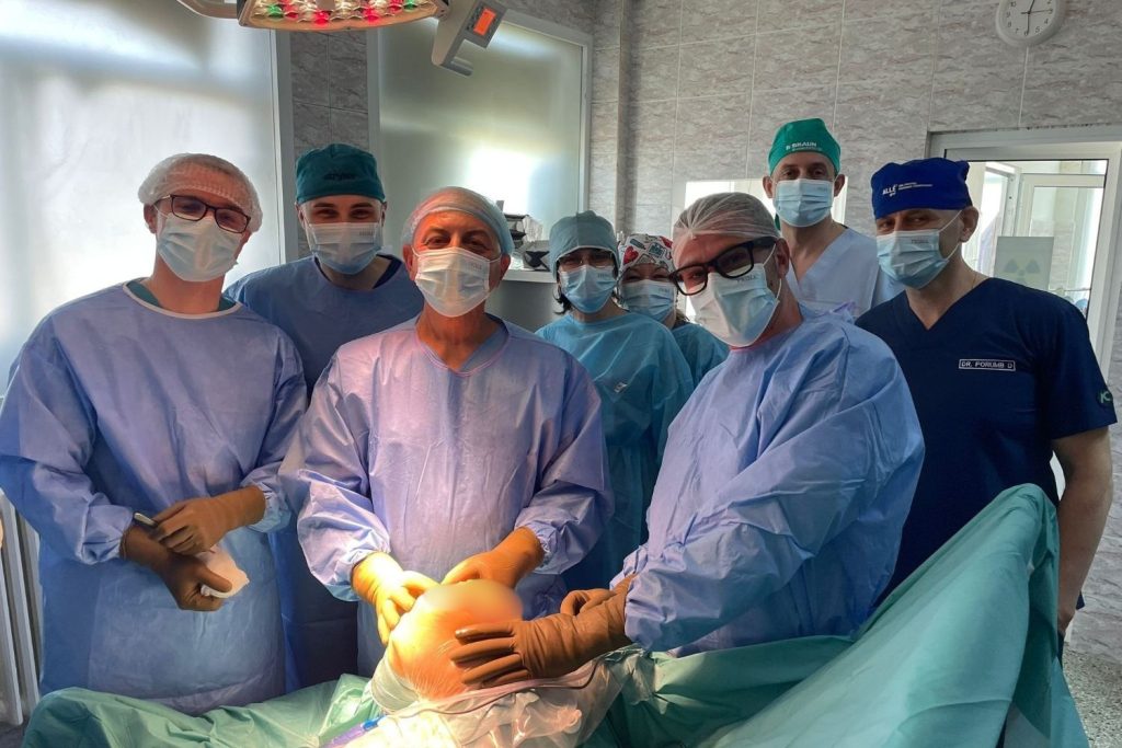 Artroplastii de genunchi în premieră la SJU Buzău, coordonate de prof. dr. Cătălin Cîrstoiu