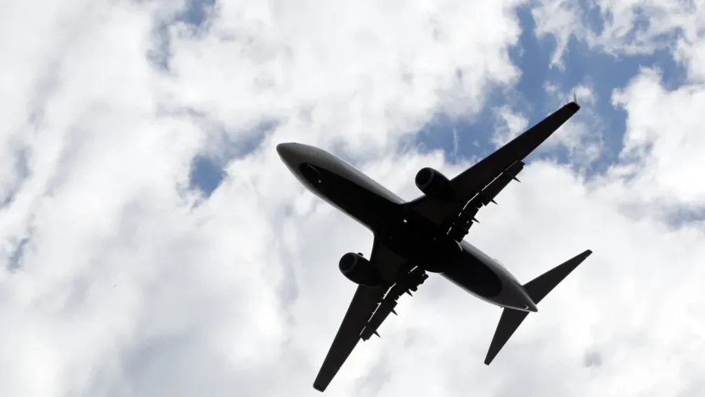 Aeronava s-a prăbușit: Zboruri ANULATE, sute de angajați, pe străzi