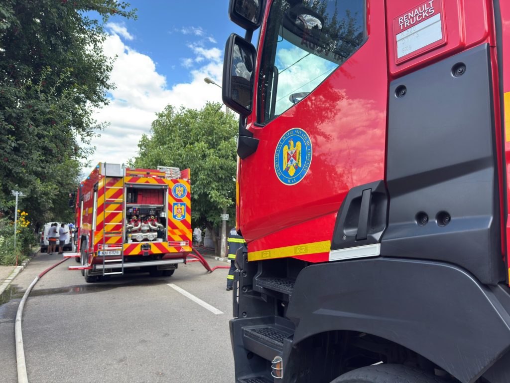 Incendiu puternic în nordul Bucureștiului: Zeci de persoane evacuate