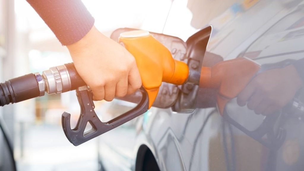 Benzina, mai SCUMPĂ decât motorina: Prețuri record în București, Cluj, Timișoara, Iași, Constanța
