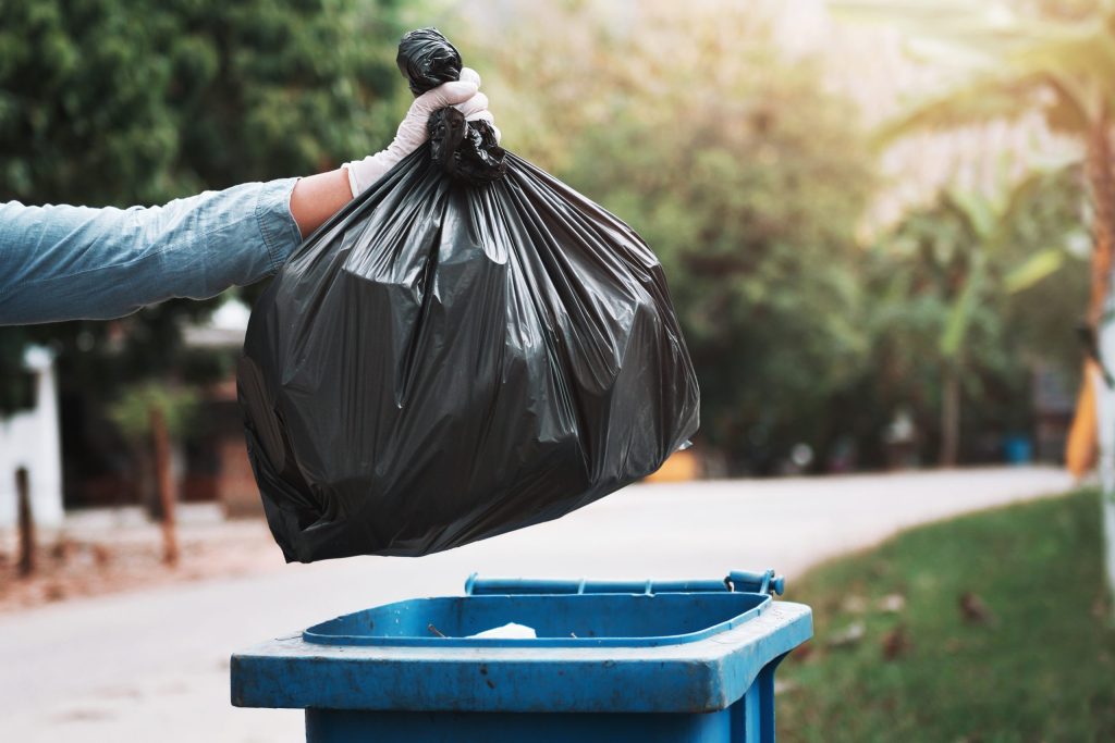 Alertă în județul Bacău: 65 de localități, sufocate de gunoi, fără soluții!