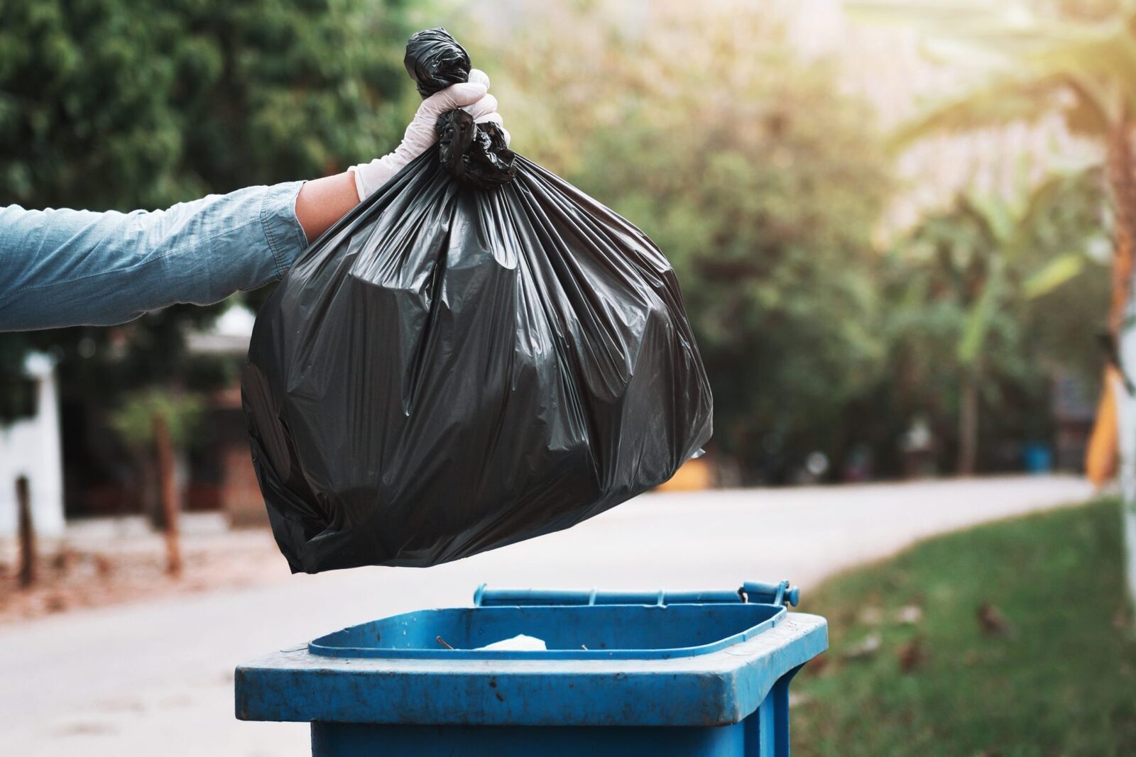 Alertă în județul Bacău: 65 de localități, sufocate de gunoi, fără soluții!