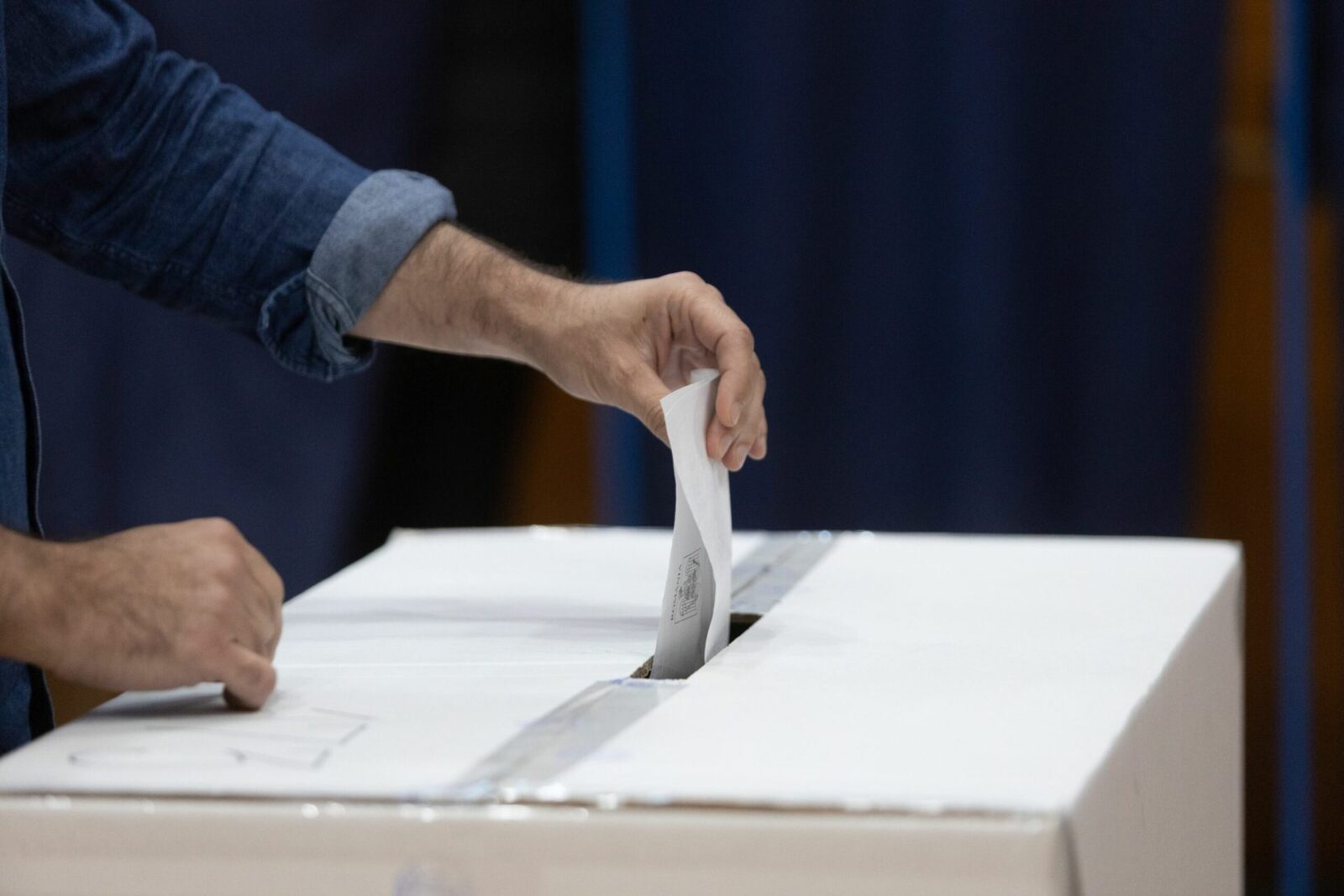 Un alegător din șase, sfătuit de AI: Cum votează românii în era digitală?