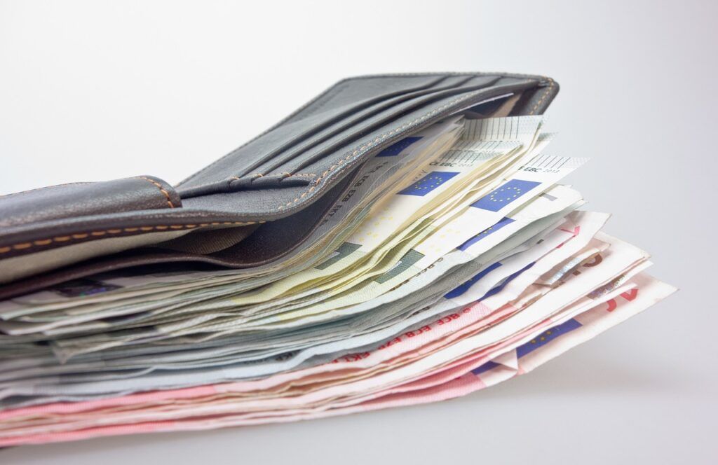 Limită UE pentru CASH: Câți bani poți avea în portofel fără declarație