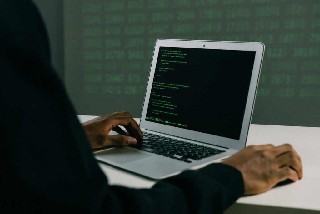Google, ținta unui atac cibernetic masiv coordonat de IA