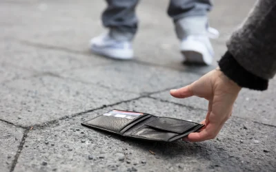 Pensionară, judecată pentru un portofel găsit pe stradă: Ce spune legea din România