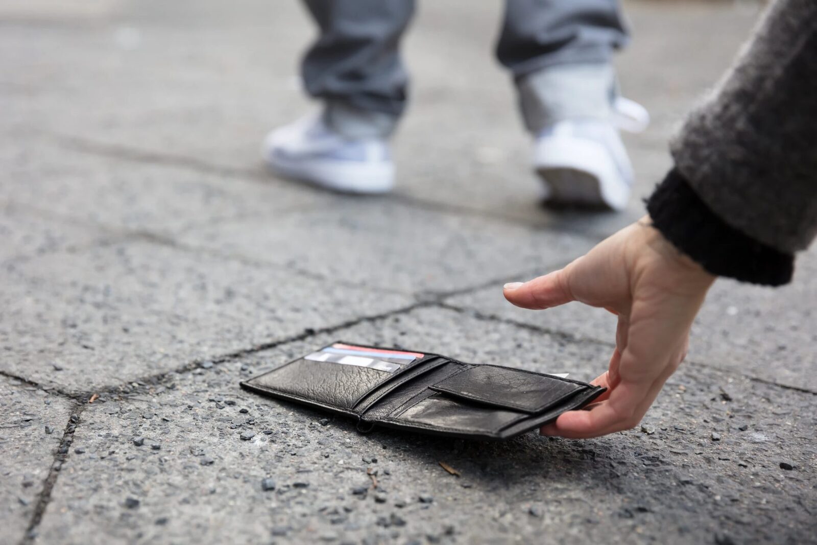 Pensionară, judecată pentru un portofel găsit pe stradă: Ce spune legea din România