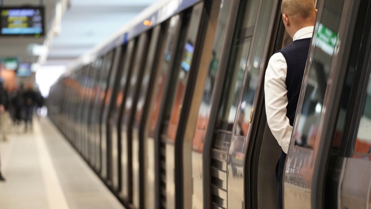 BNR: Scumpirea biletelor de metrou ne îngroapă în sărăcie pentru mult timp