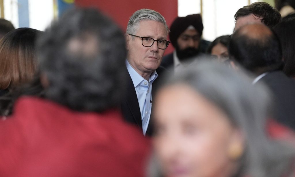 Starmer sfidează: Rămâne la șefia Laburiștilor după eșecul zdrobitor