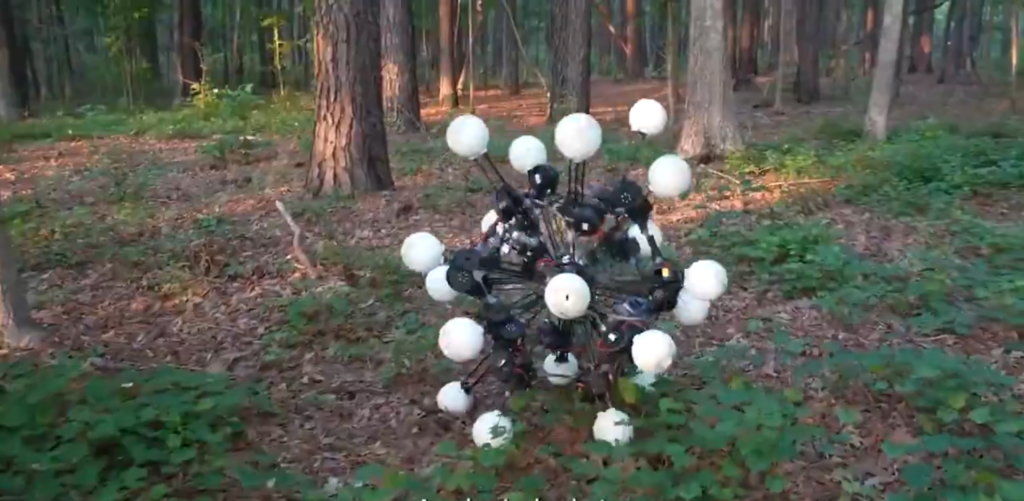 Americanii uimesc: Robot cu 20 de picioare și ochi care văd instantaneu!