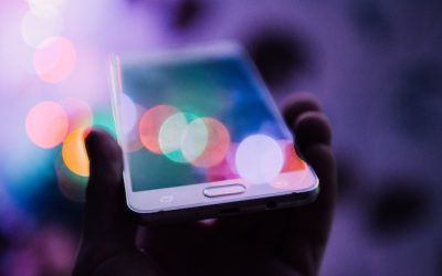 Telefoane PROHIBITE la școală: Elevii, obligați să le lase în spații speciale