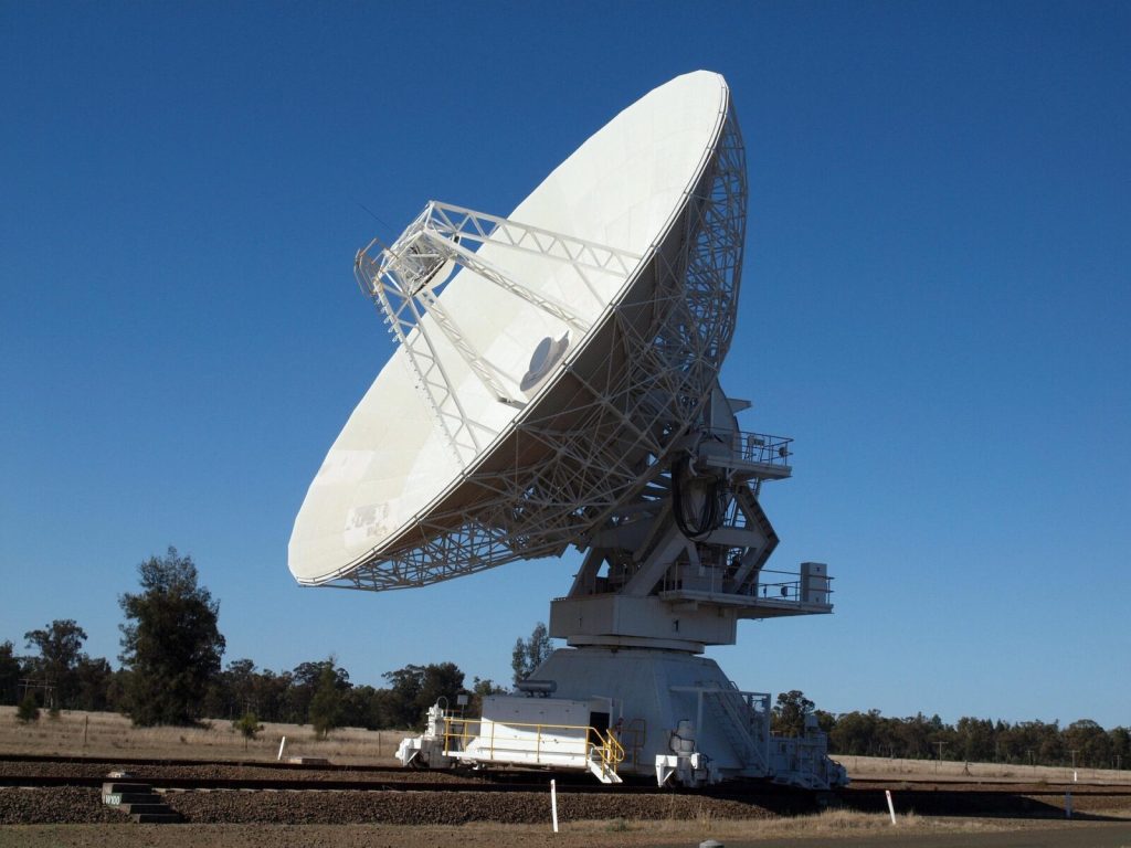 Webb a detectat o structură misterioasă în inima unei galaxii îndepărtate