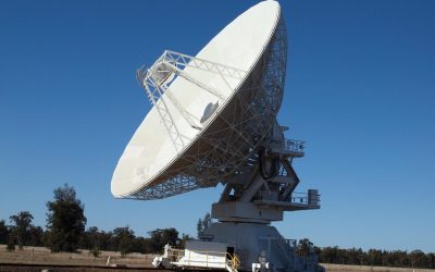 Webb a detectat o structură misterioasă în inima unei galaxii îndepărtate