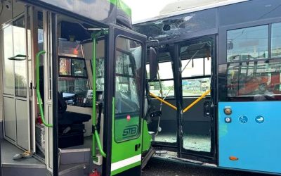 Accident STB la Piața Sudului: Autobuz și tramvai, ciocnire violentă