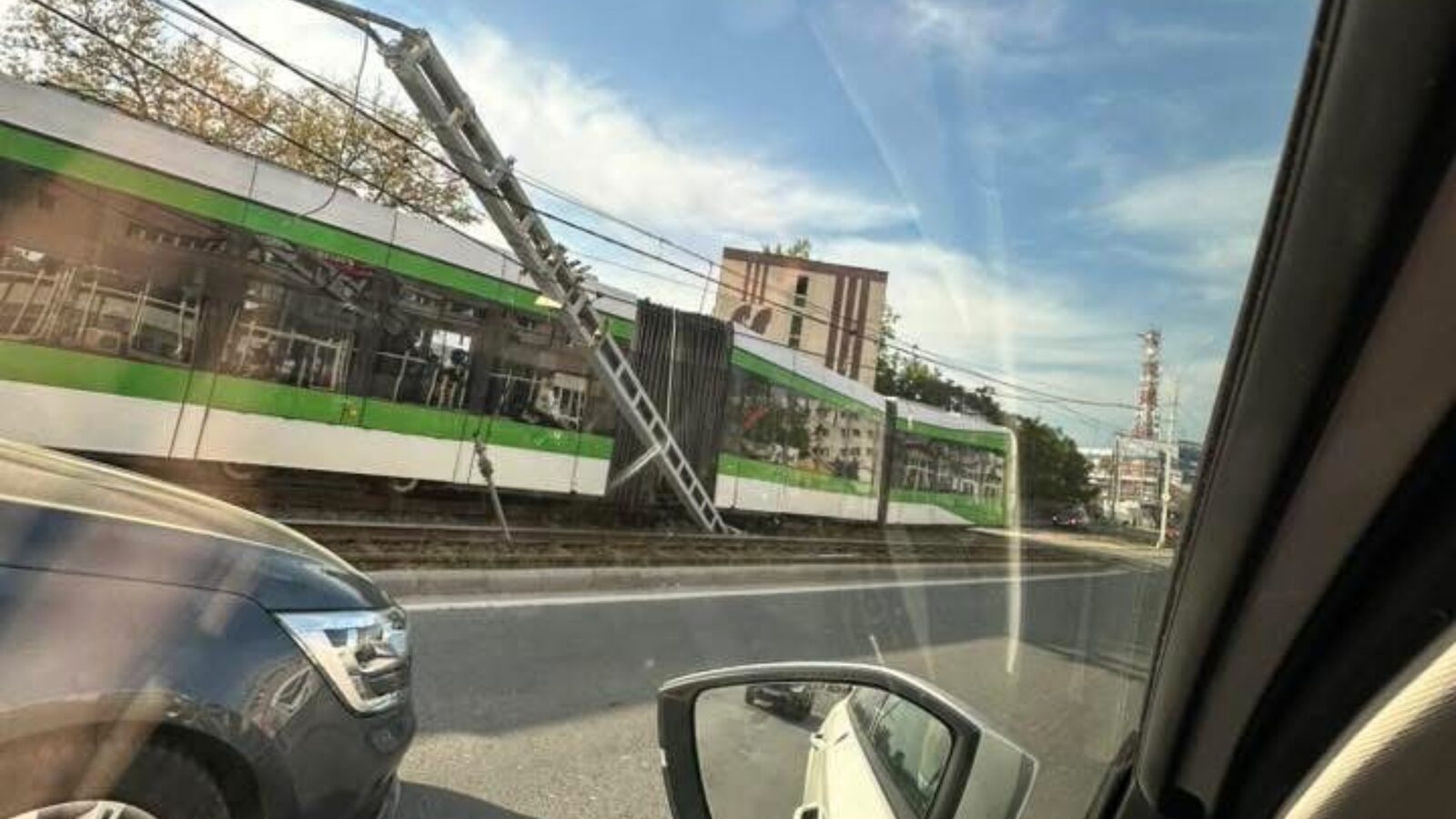 Șase răniți, după ce un tramvai a deraiat în București: Un vagon, zdrobit de stâlp