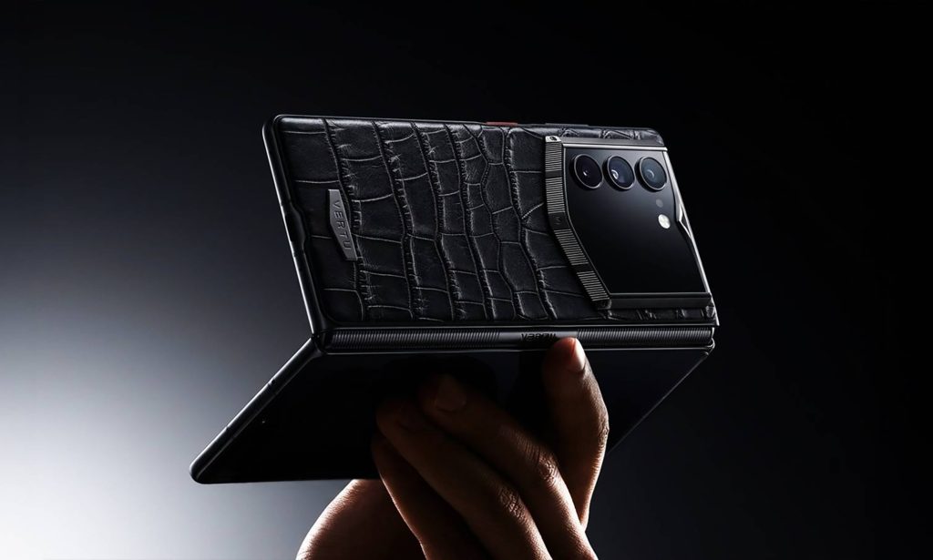Vertu, telefonul pentru ștabi, revine: Pliabil de lux cu AI, la preț de mașină