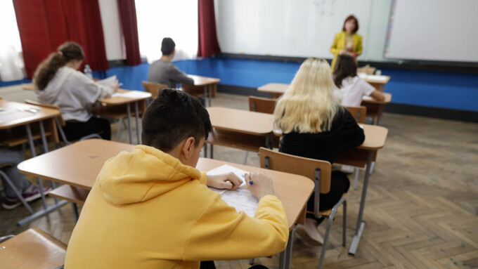 Elevi prinși copiind la Evaluarea Națională: ce pățesc
