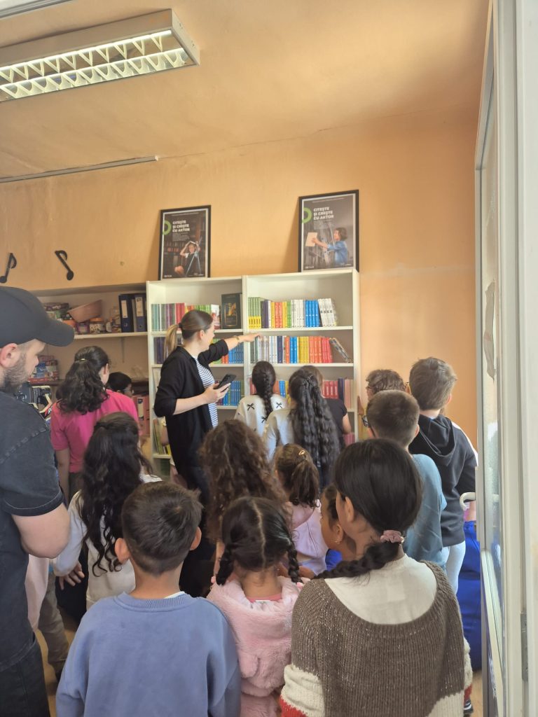 Aktor dă cărți pentru 1.300 de copii