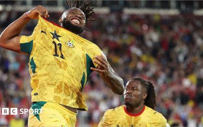 Ghana and Panama players battle for the ball