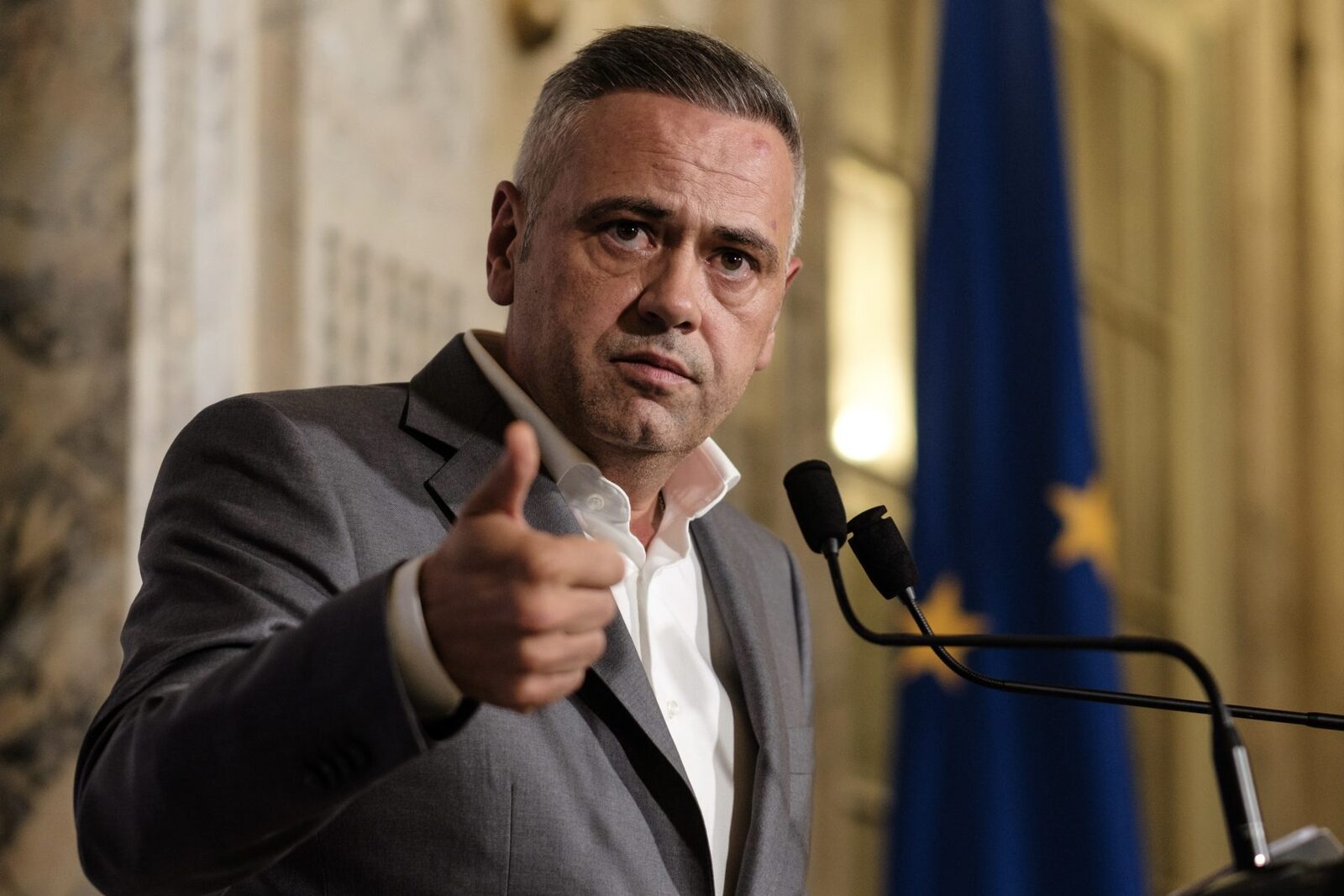 Barbu îl jignește pe Bolojan: „Analfabet în economie”. Cum au votat partidele