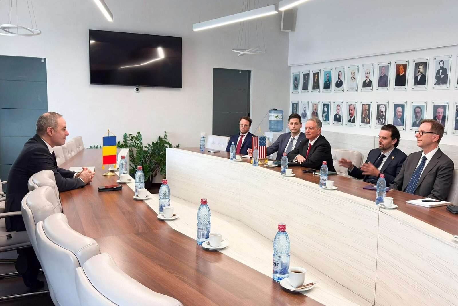 Finanțe: România vizează capital american prin discuții cu ambasadorul SUA