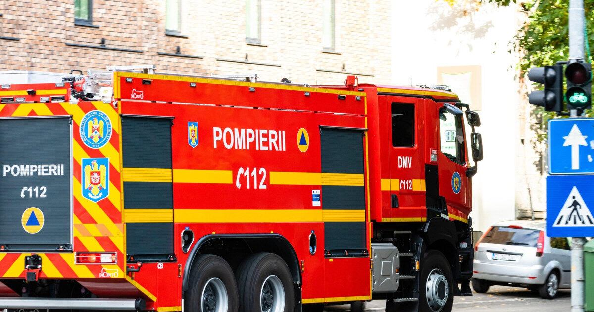 Incendiu la o piață en-gros din Pitești: mai multe standuri au fost cuprinse de flăcări