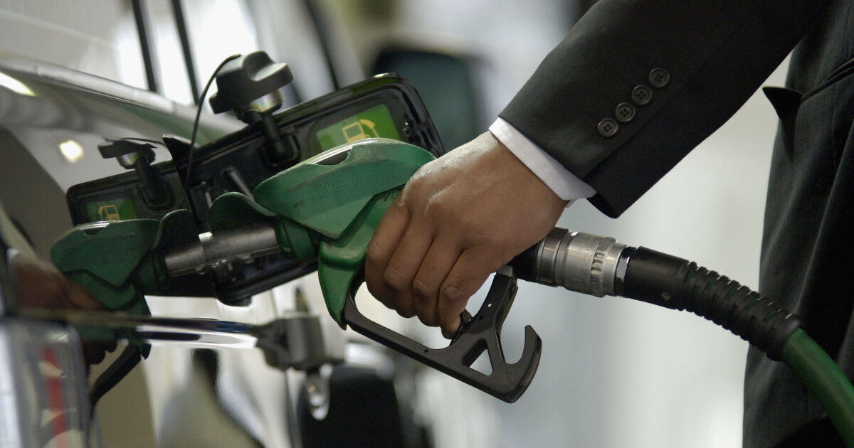 Benzină vs motorină: Prețuri mari în orașe. Unde-i cel mai ieftin