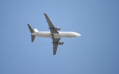 Combustibilul mai ieftin, dar biletele de avion rămân scumpe. De ce?