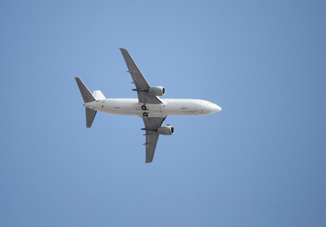 Combustibilul mai ieftin, dar biletele de avion rămân scumpe. De ce?