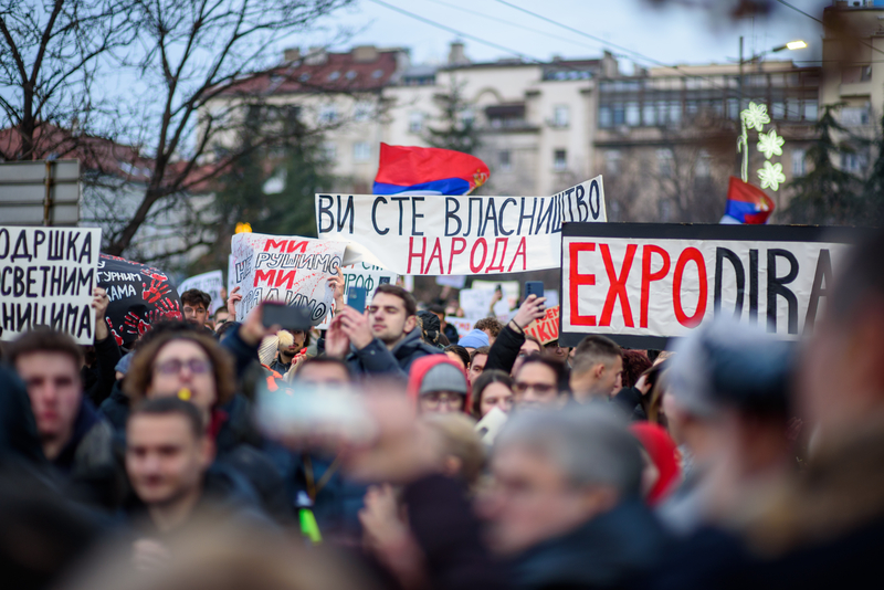 Serbia în fierbere: Vucic anunță demisia, protestele continuă