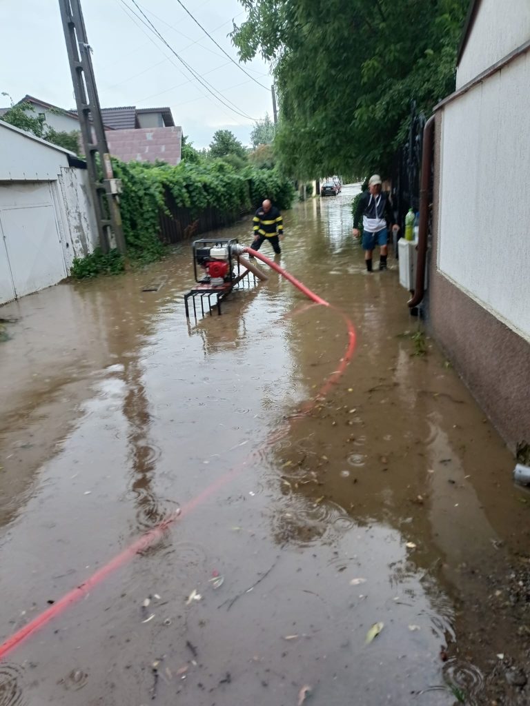 Șapte județe sub ape: Evacuări și străzi inundate în țară
