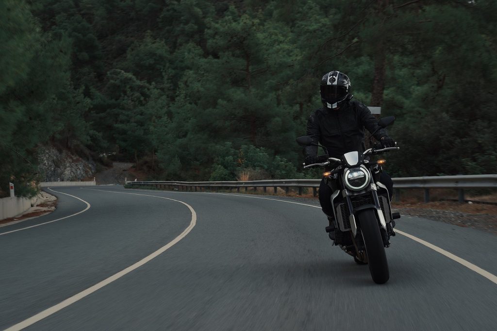 Casca moto pe marginea drumului: Semnal vital pentru șoferi