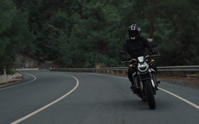 Casca moto pe marginea drumului: Semnal vital pentru șoferi