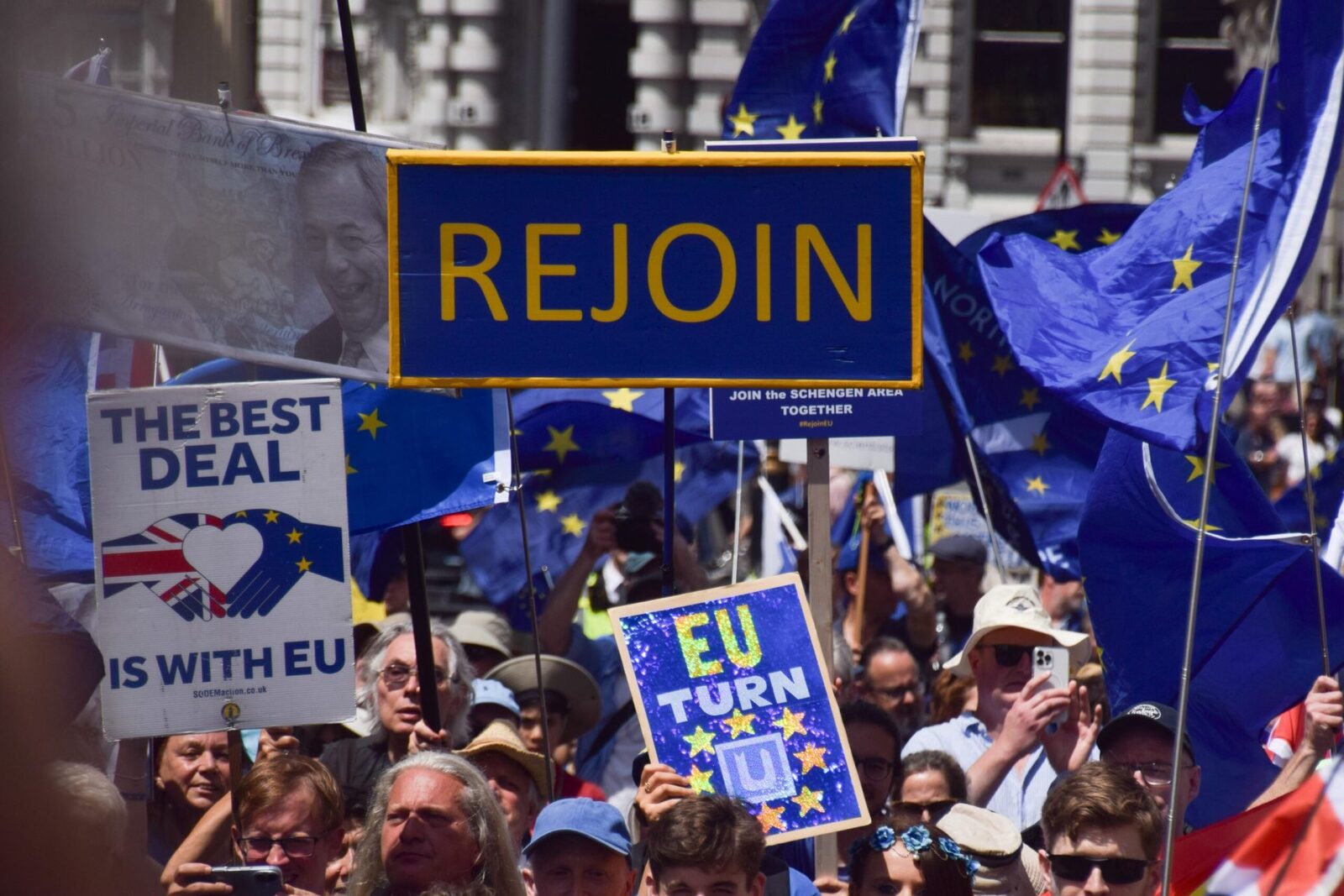 Londra cere reintrarea în UE: Zece ani de la Brexit, proteste masive
