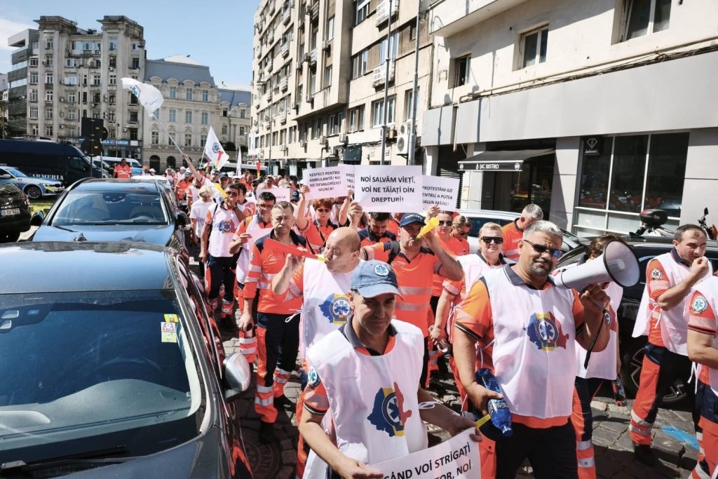 Ambulanțierii, pe stradă! Revoltați de noua lege a salarizării (FOTO-VIDEO)